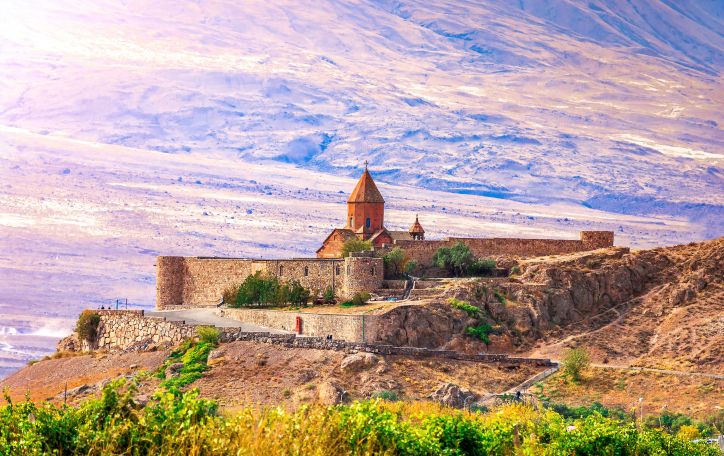 Armėnija (4n.) - atokūs vienuolynai, kalnuoti regionai ir viena seniausių virtuvių pasaulyje