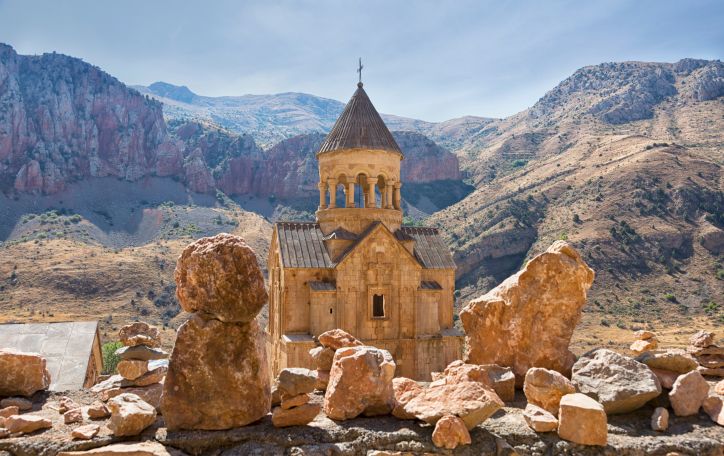 Armėnija (4n.) - atokūs vienuolynai, kalnuoti regionai ir viena seniausių virtuvių pasaulyje