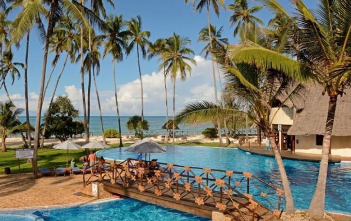Zanzibaras (10n.) - pasisveikinti su vietiniais kviečia permatomos jūros savininkė